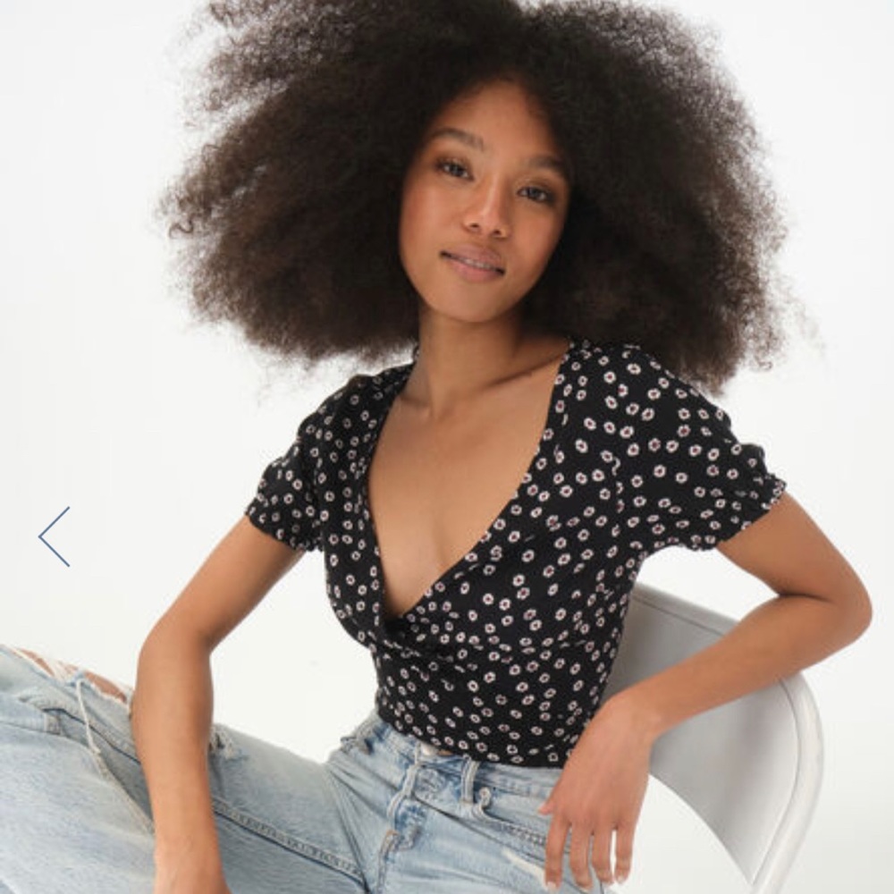 Aéropostale Black Floral Tie-Back Crop Top